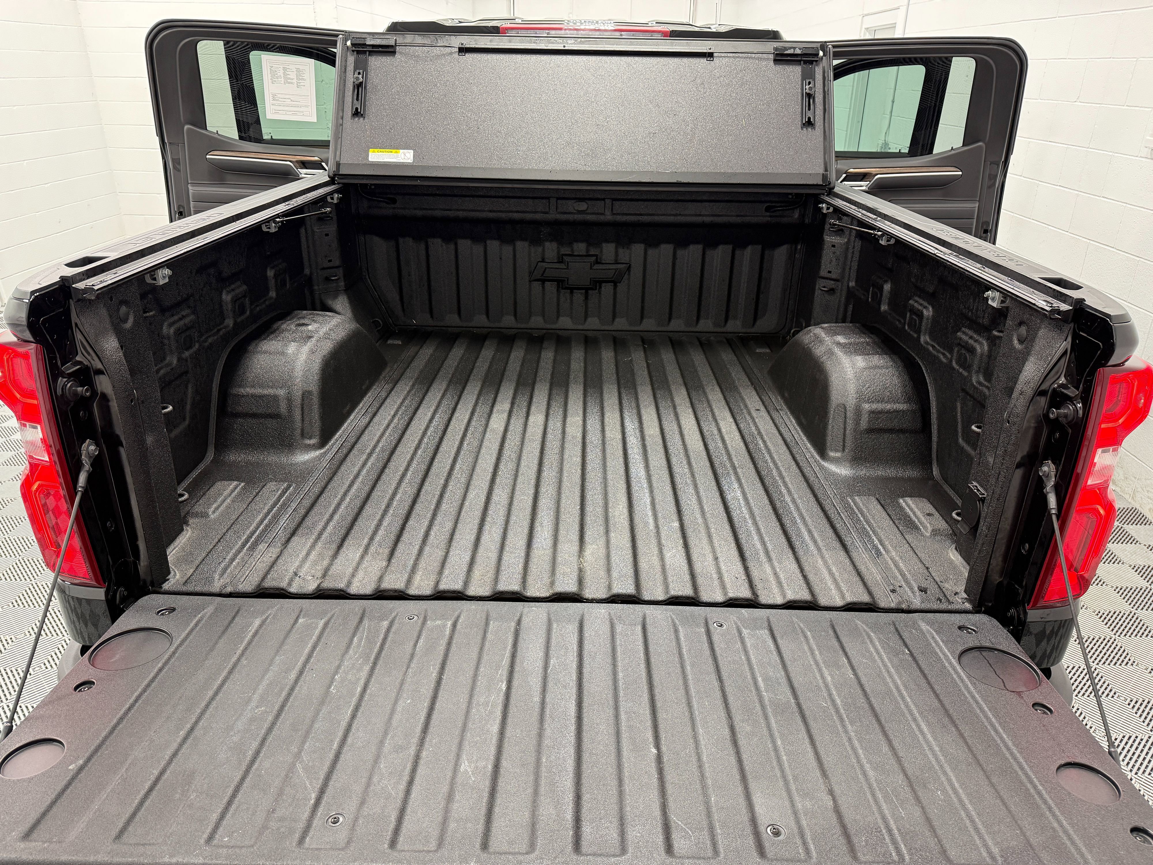 Used 2025 Chevrolet Silverado 1500 RST w/ Dark Appearance Package AWD/4WD image 31