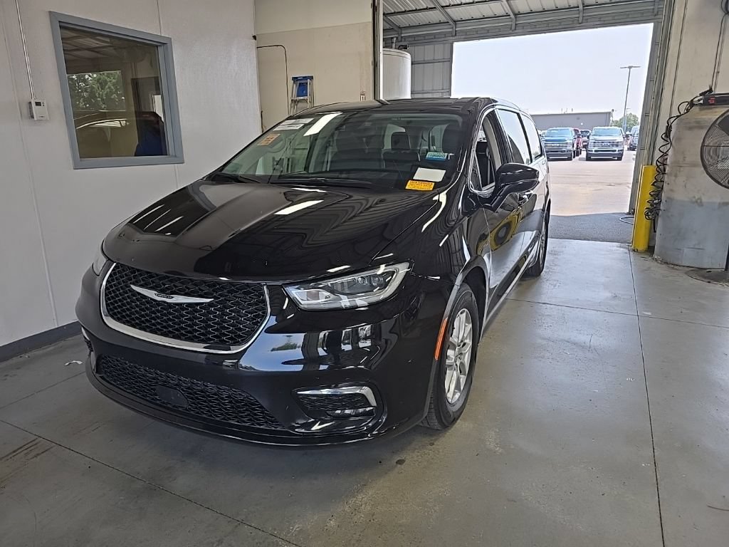 Used 2024 Chrysler Pacifica Touring-L FWD image 2
