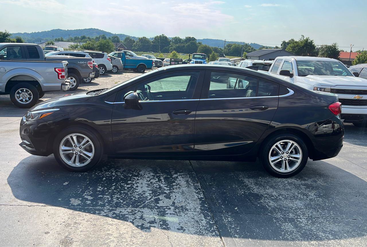 Used 2018 Chevrolet Cruze LT w/ Sun And Sound Package FWD image 6