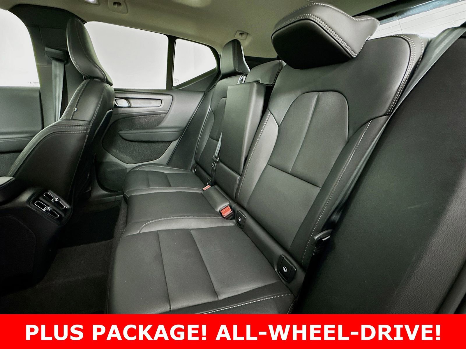 Used 2025 Volvo XC40 B5 Plus image 12