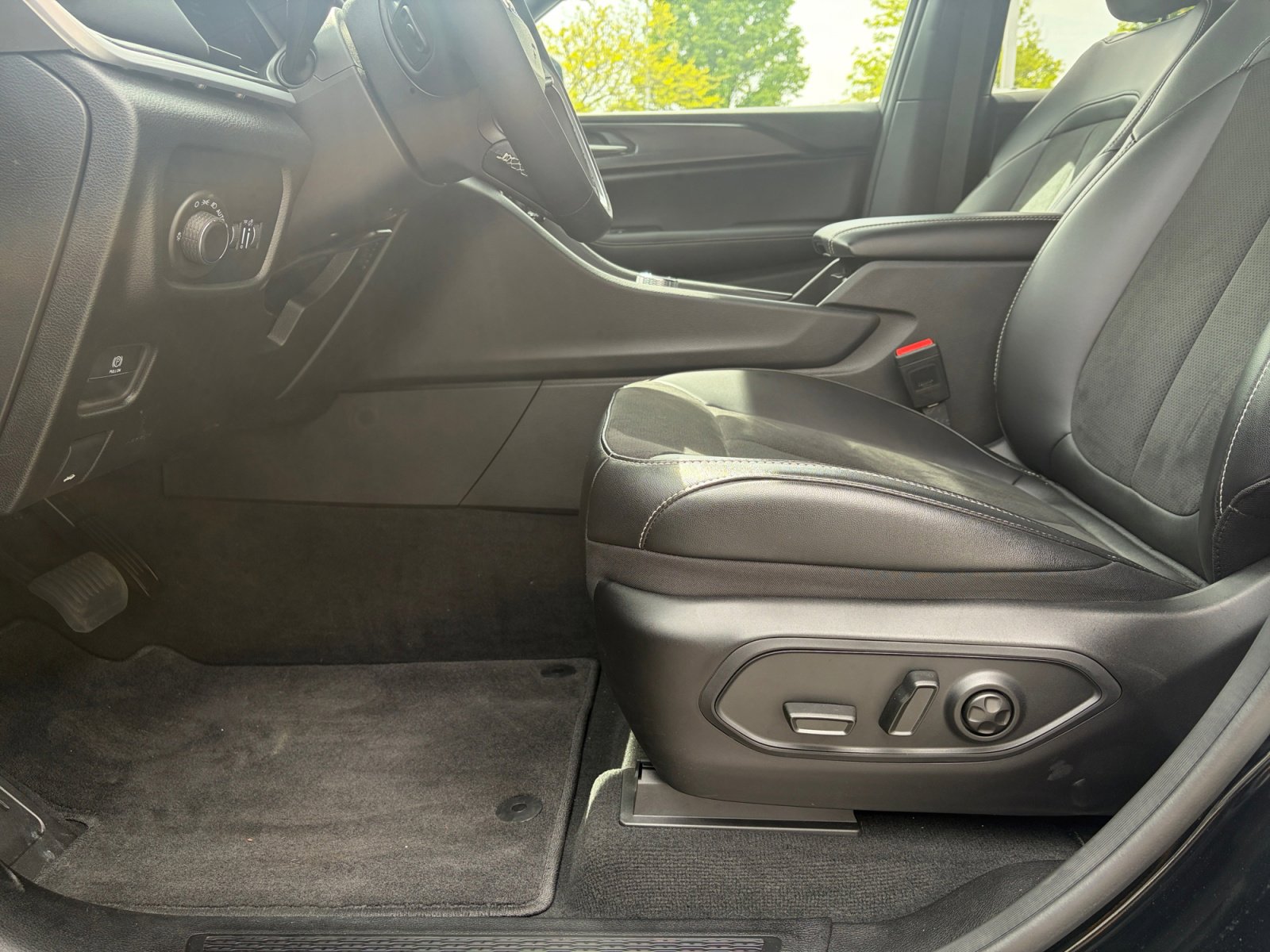 Used 2025 Jeep Grand Cherokee Altitude image 13