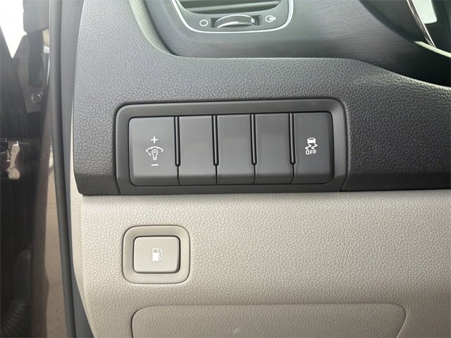 Used 2018 Kia Sedona LX image 23