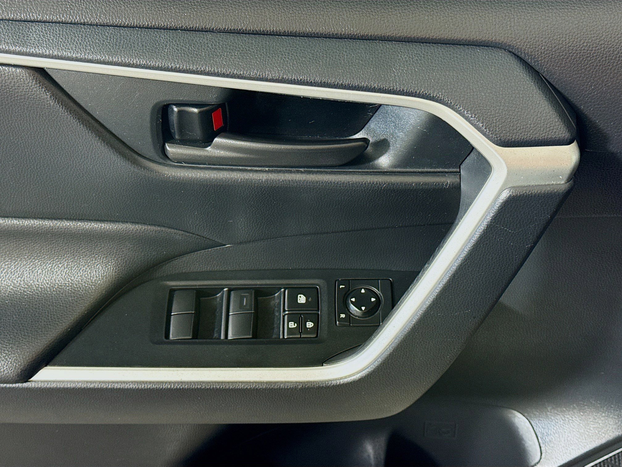 Used 2020 Toyota RAV4 LE image 23