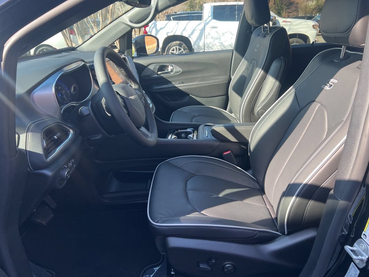 New 2026 Chrysler Pacifica Limited w/ S Appearance Package FWD image 14