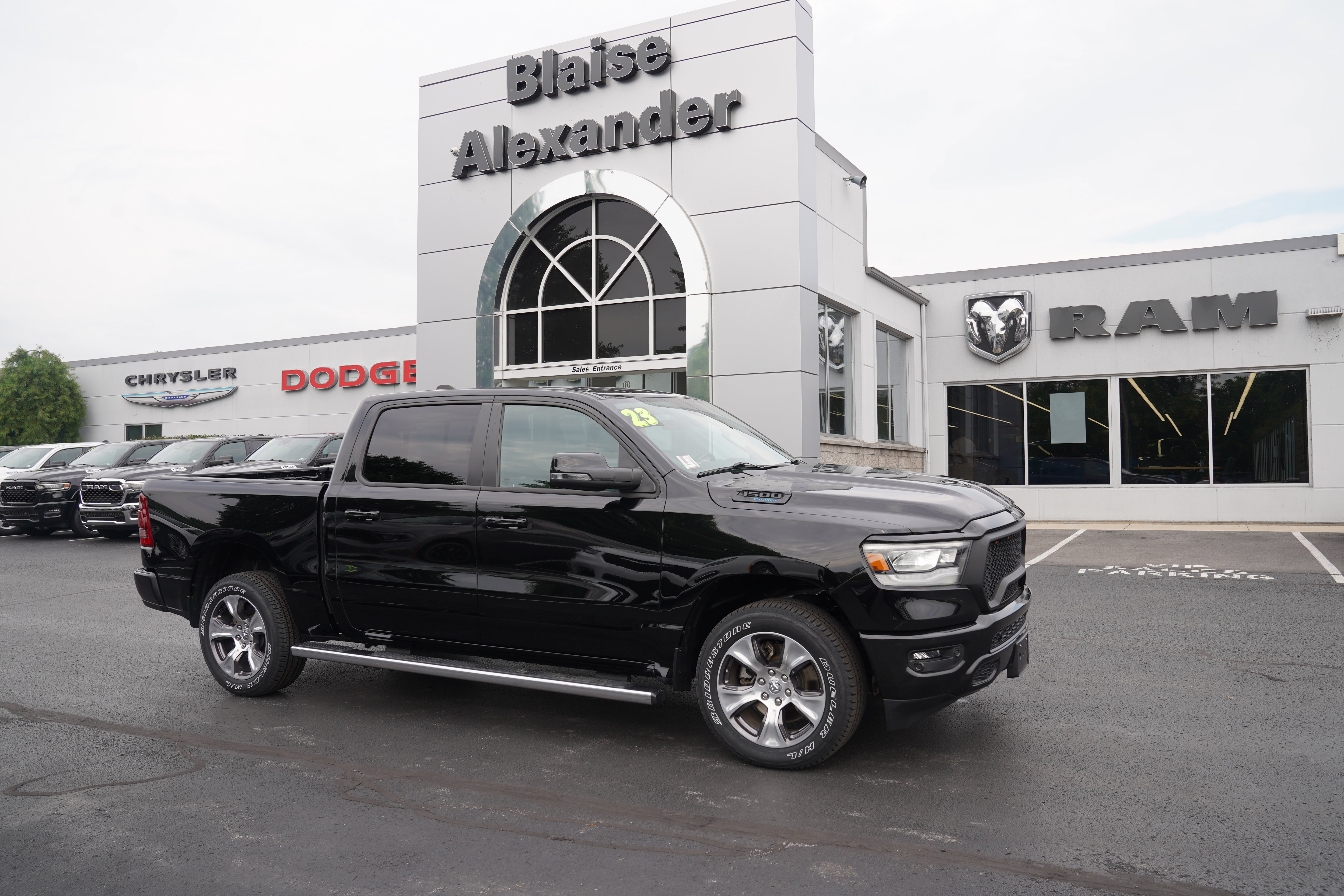 Used 2023 RAM 1500 Laramie AWD/4WD image 1