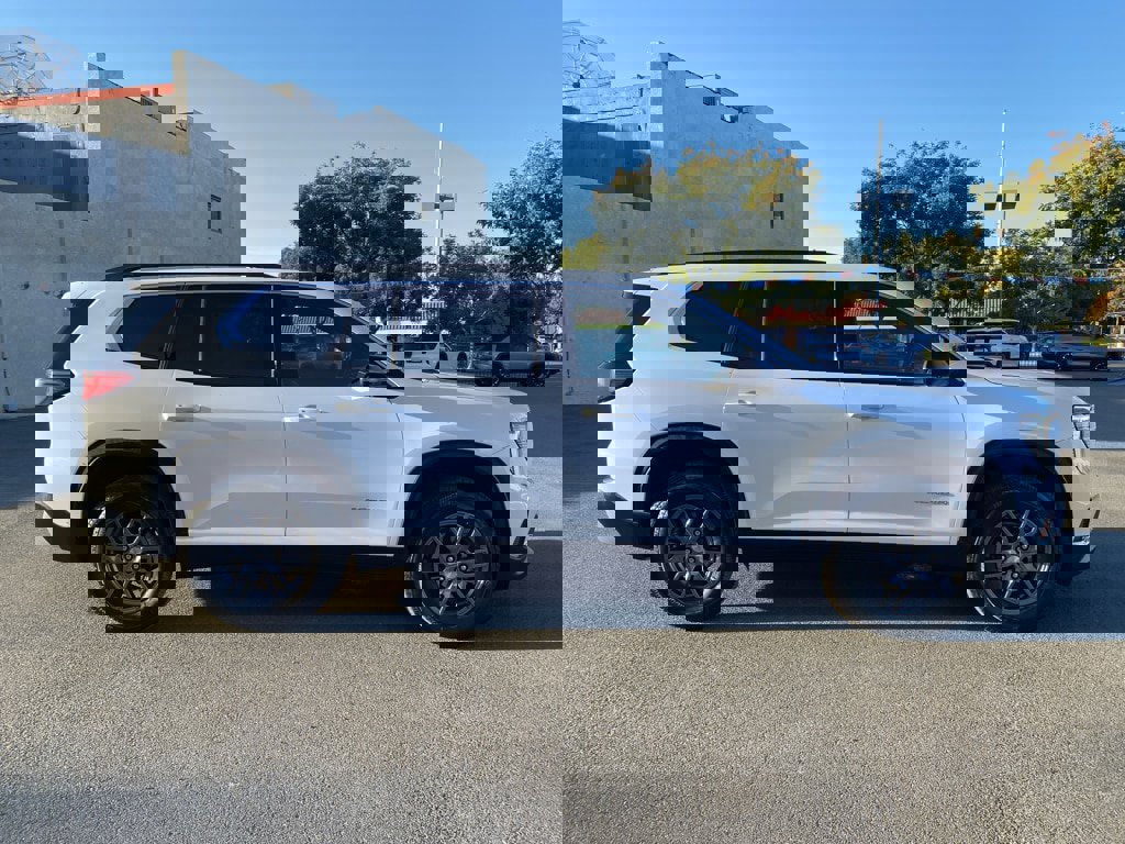 Used 2025 GMC Acadia Elevation image 4