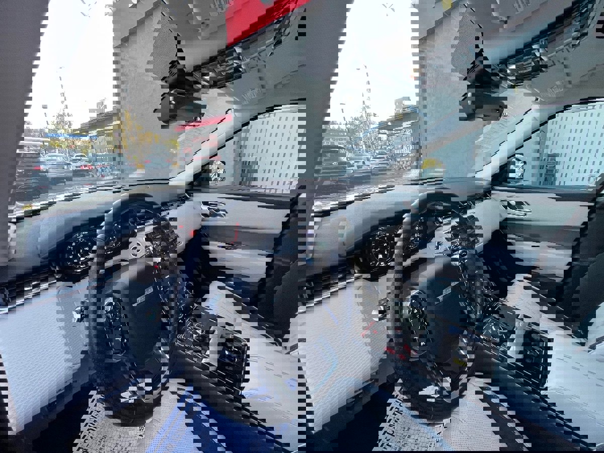 Used 2019 Land Rover Range Rover Velar S image 11