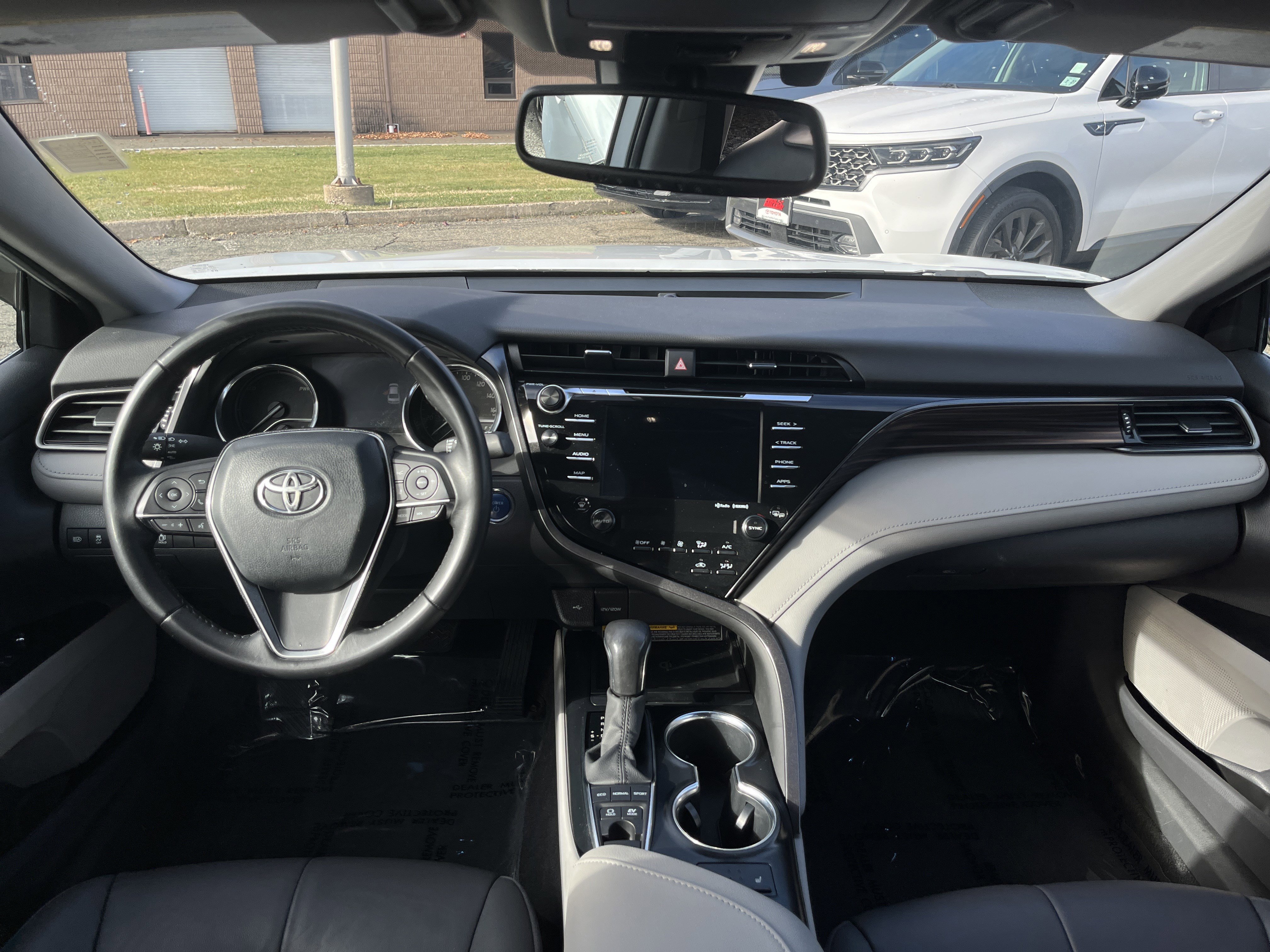 Used 2020 Toyota Camry XLE image 19