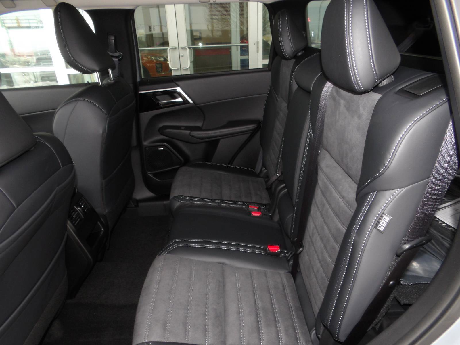 New 2026 Mitsubishi Outlander SE image 16