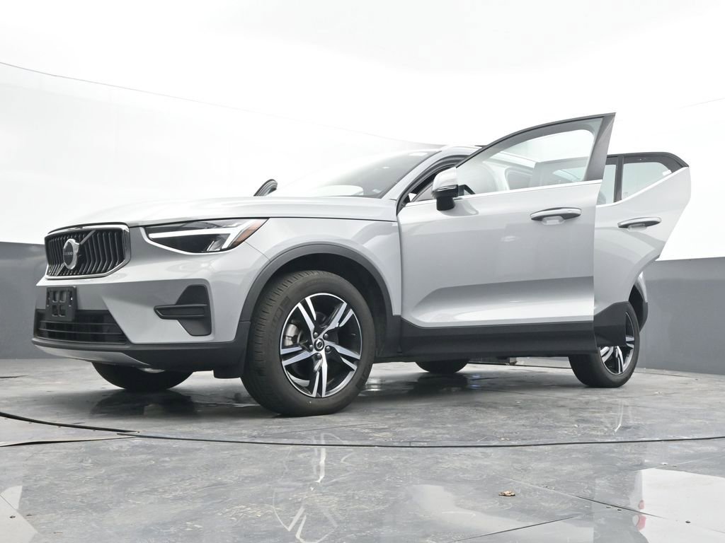Used 2025 Volvo XC40 B5 Core image 64