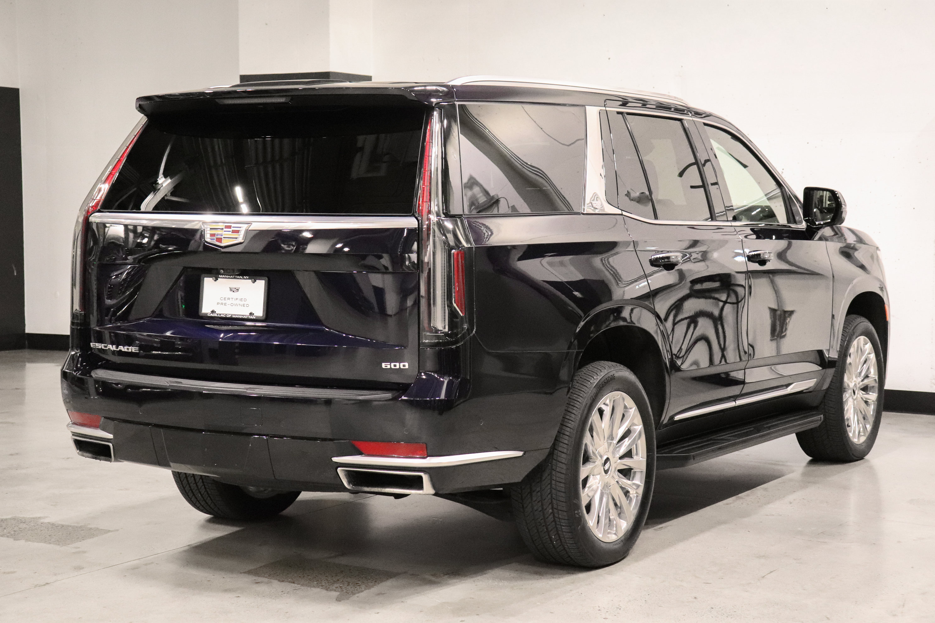 Used 2024 Cadillac Escalade Premium Luxury AWD/4WD image 5
