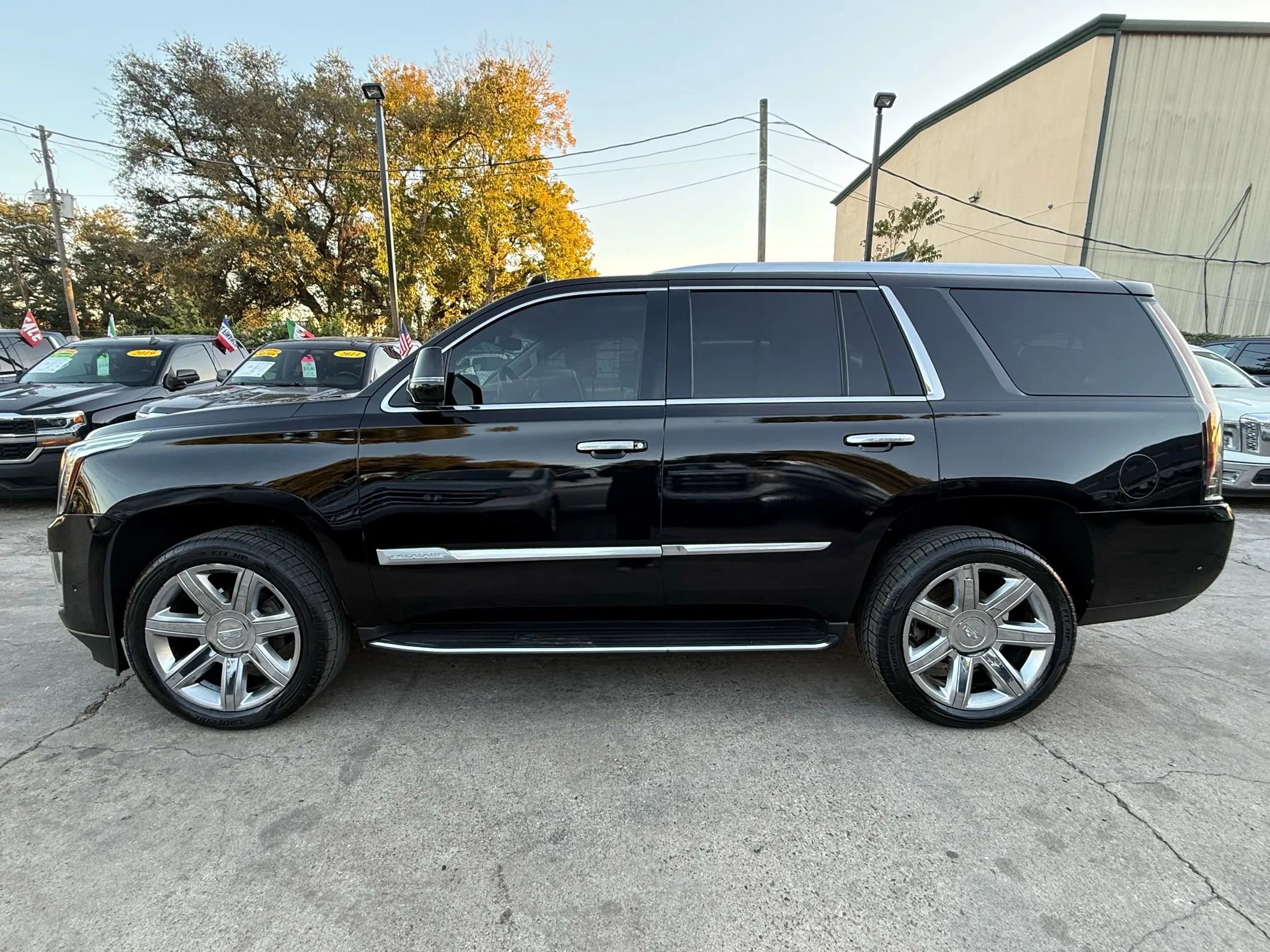 Used 2018 Cadillac Escalade Luxury image 4