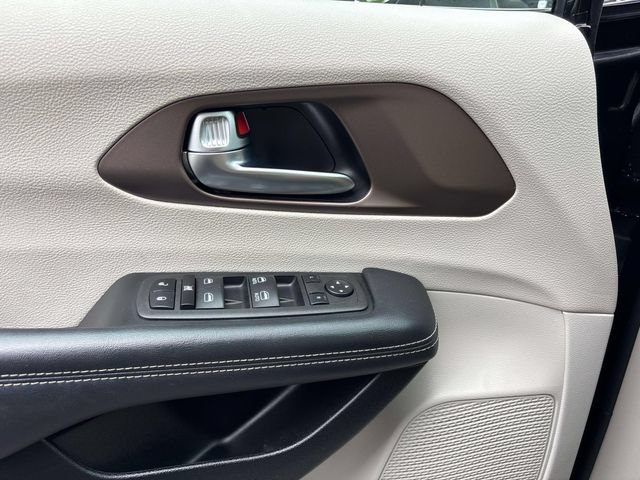 Used 2023 Chrysler Voyager LX FWD image 25