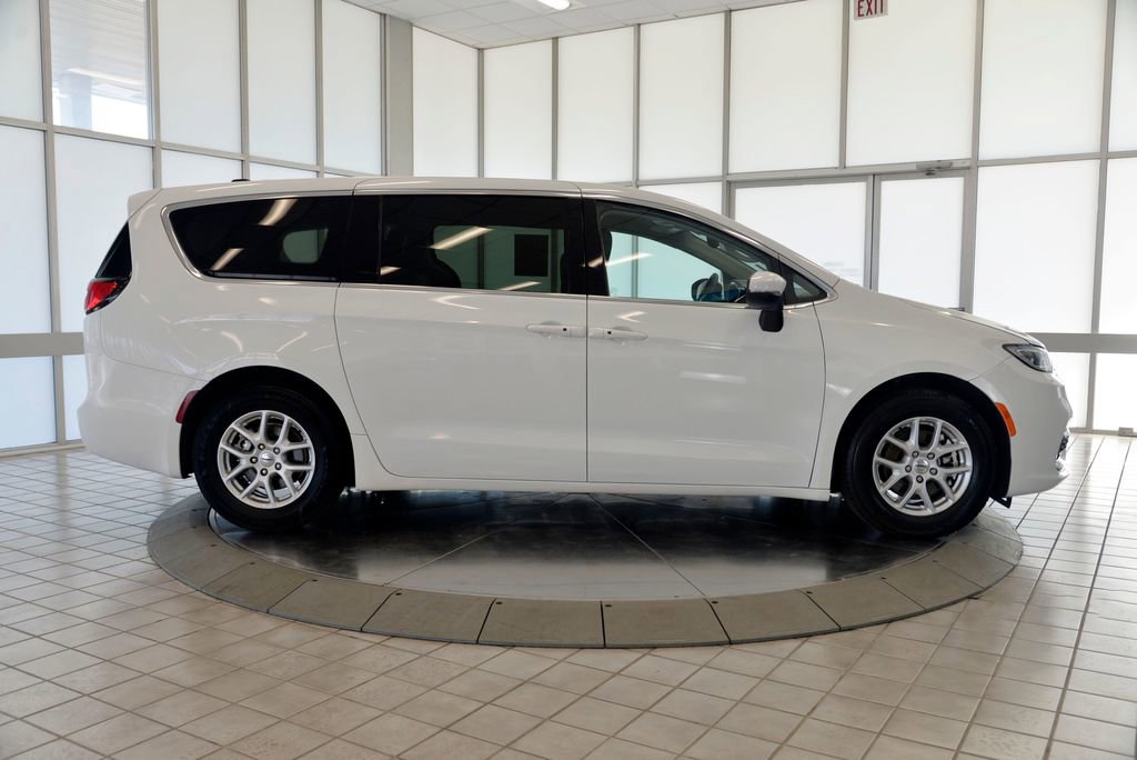 Used 2023 Chrysler Pacifica Touring-L FWD image 9