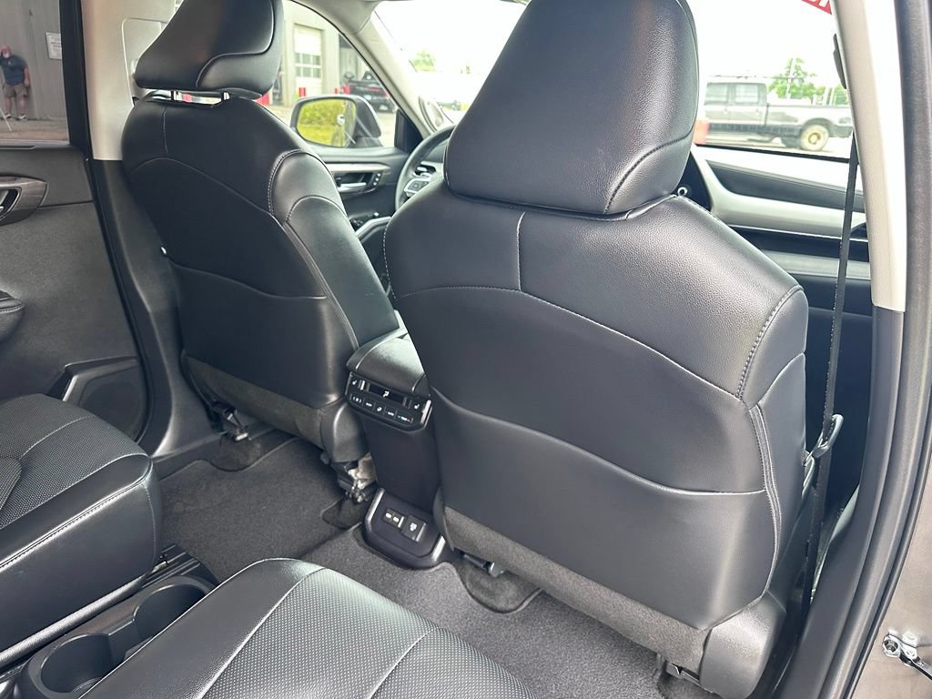 Certified 2024 Toyota Highlander Platinum AWD/4WD image 40