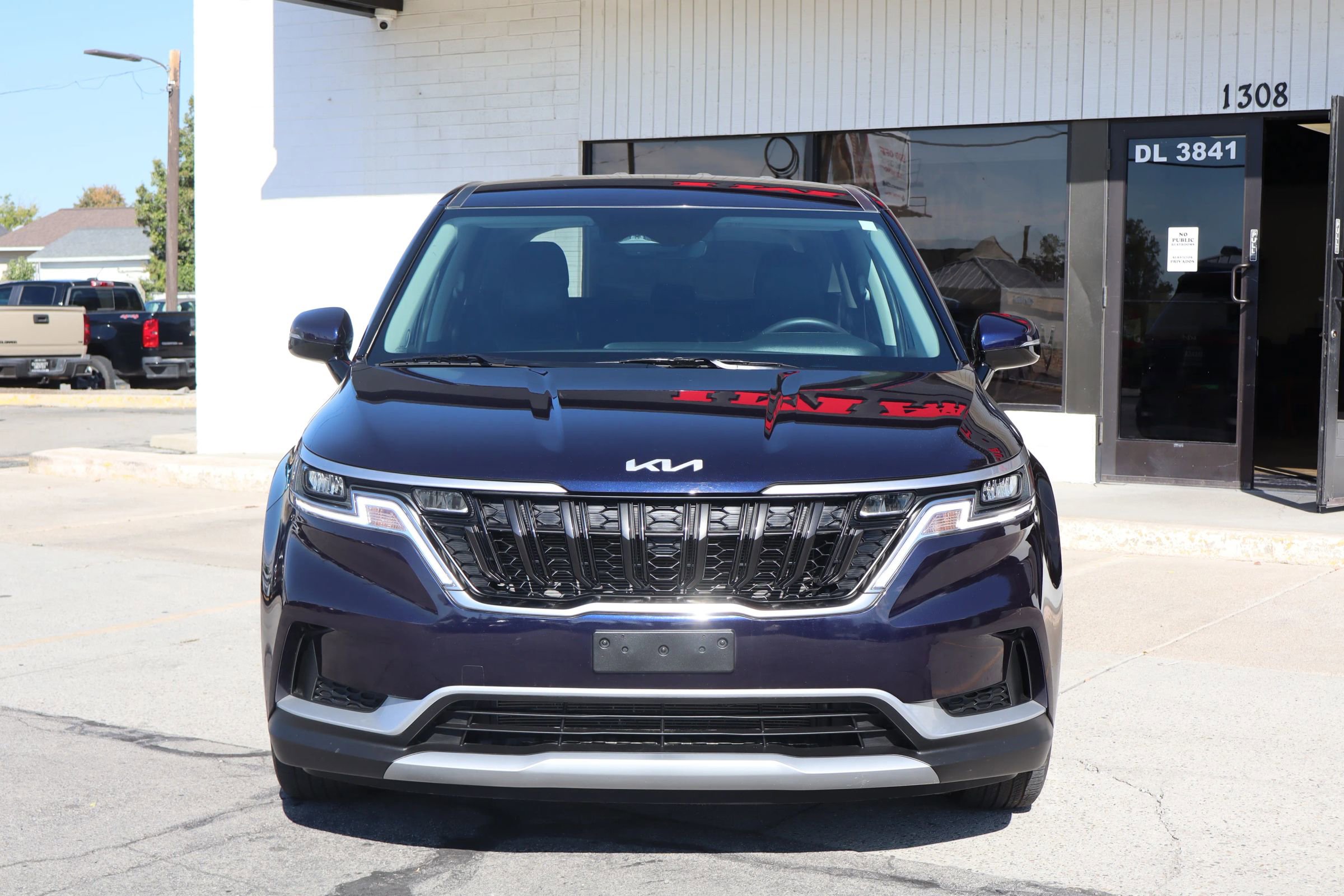 Used 2024 Kia Carnival LX image 3