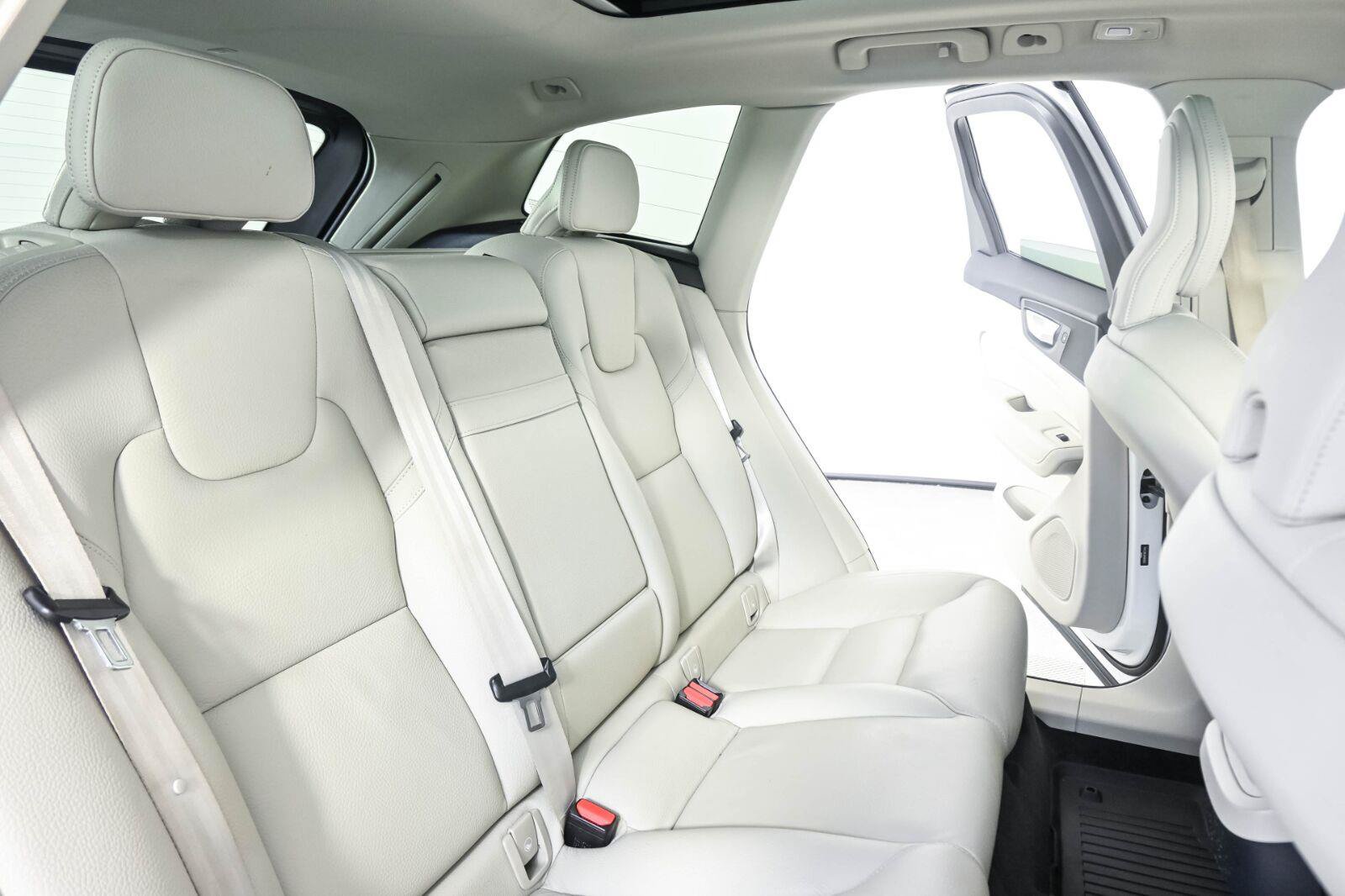 Certified 2022 Volvo XC60 B5 Momentum w/ Protection Package AWD/4WD image 19