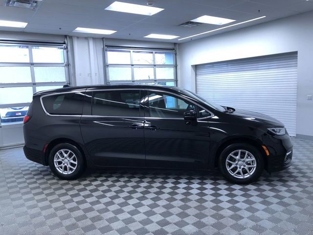 Used 2025 Chrysler Pacifica Select image 27