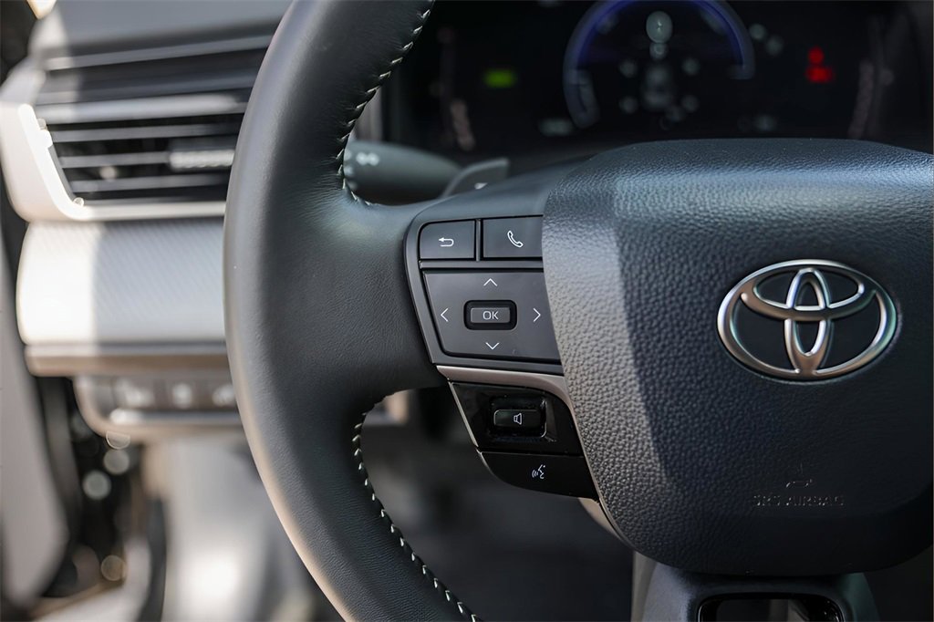 Used 2025 Toyota Camry SE w/ Convenience Package image 14
