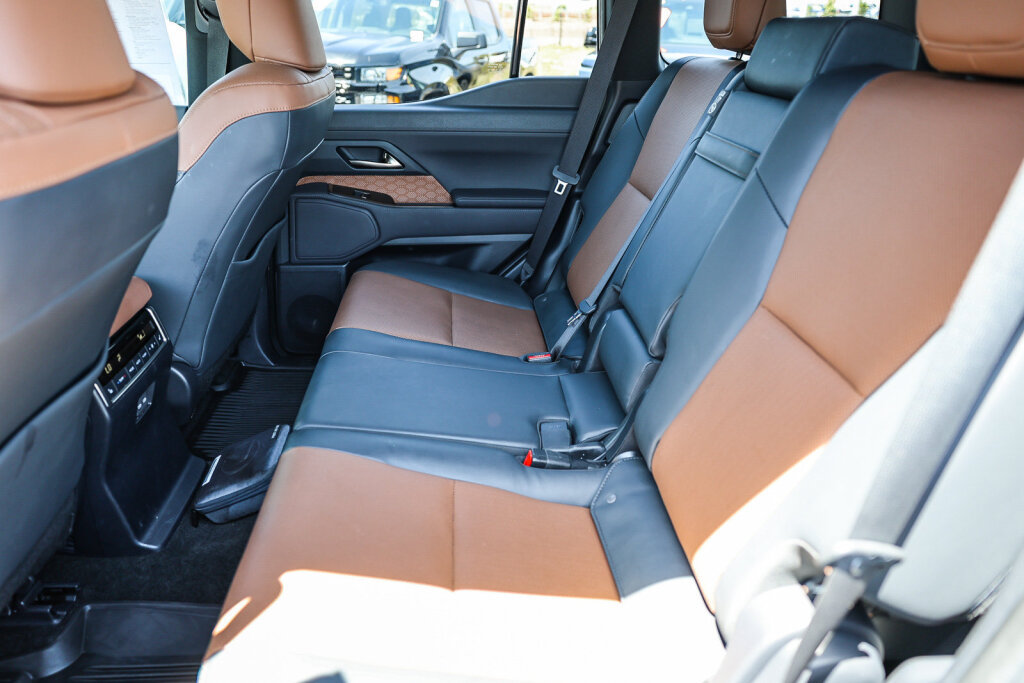 Used 2024 Lexus GX 550 w/ Accessory Package (2T) AWD/4WD image 10