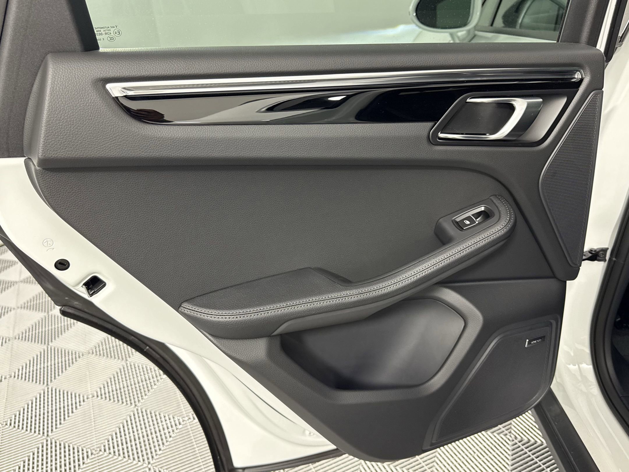 New 2025 Porsche Macan image 27