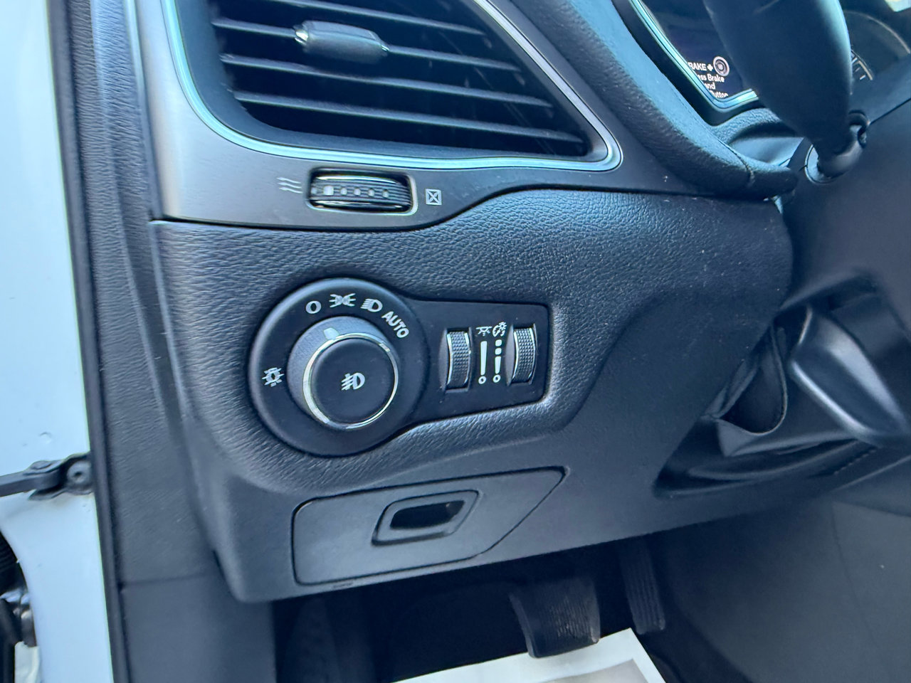 Used 2019 Jeep Cherokee Latitude Plus image 21