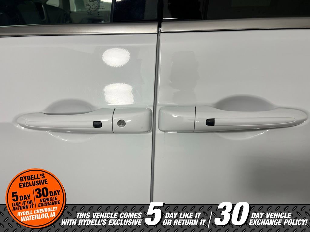 Used 2022 Chrysler Pacifica Touring-L image 13