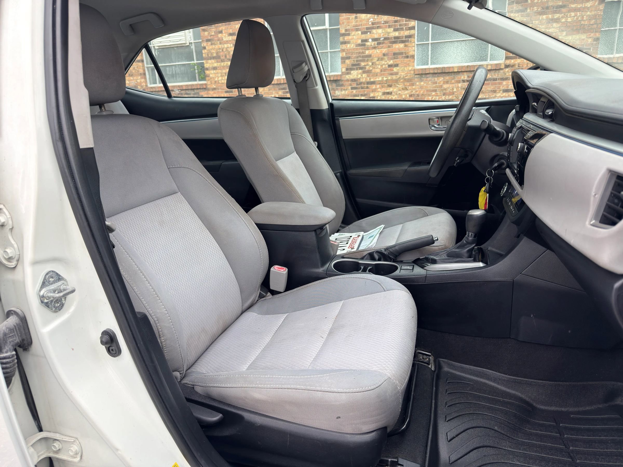 Used 2016 Toyota Corolla LE FWD image 19