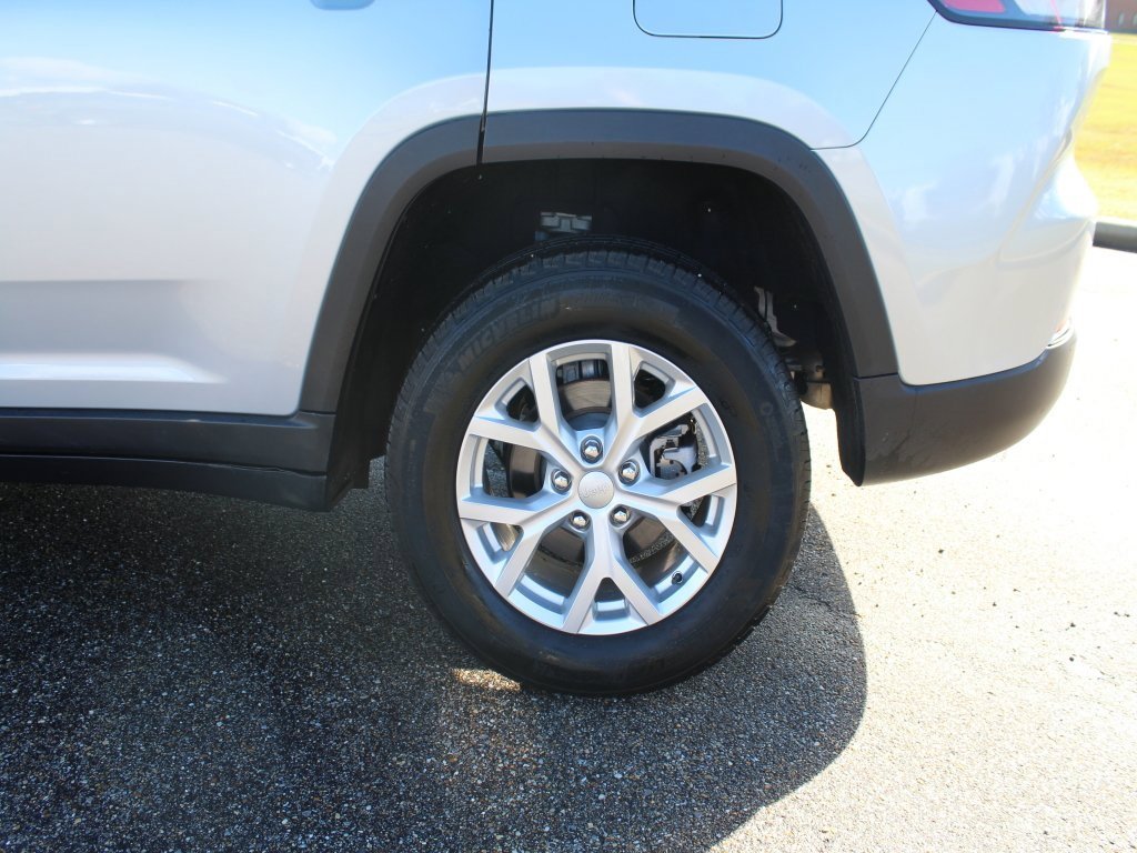 Used 2023 Jeep Grand Cherokee Limited image 12