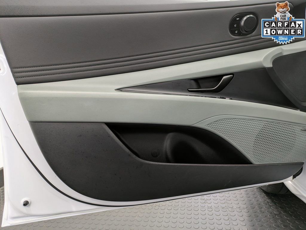 Used 2025 Hyundai Elantra Limited image 9