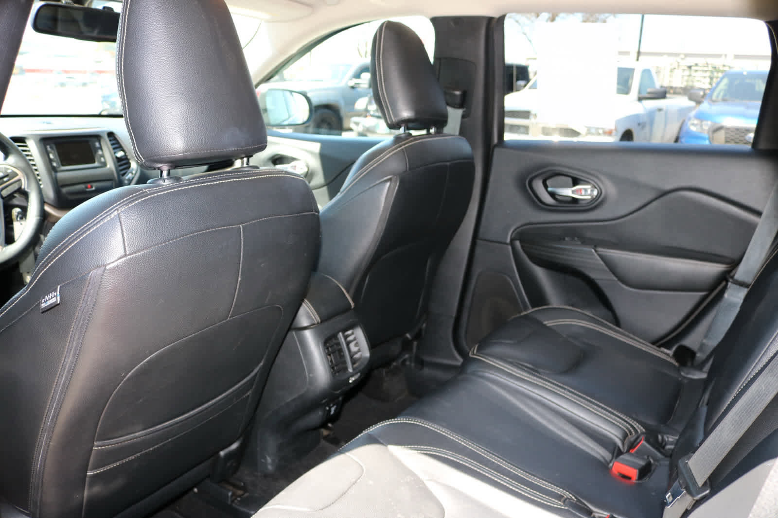 Used 2015 Jeep Cherokee Latitude AWD/4WD image 29