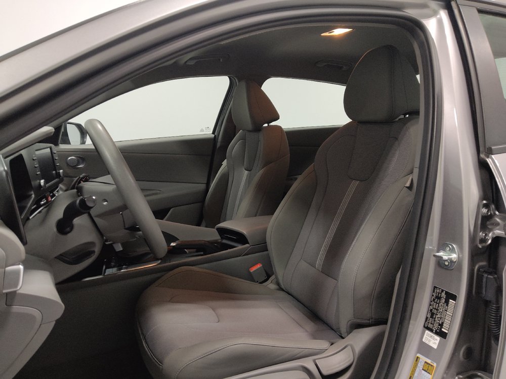 Used 2025 Hyundai Elantra SE FWD image 17