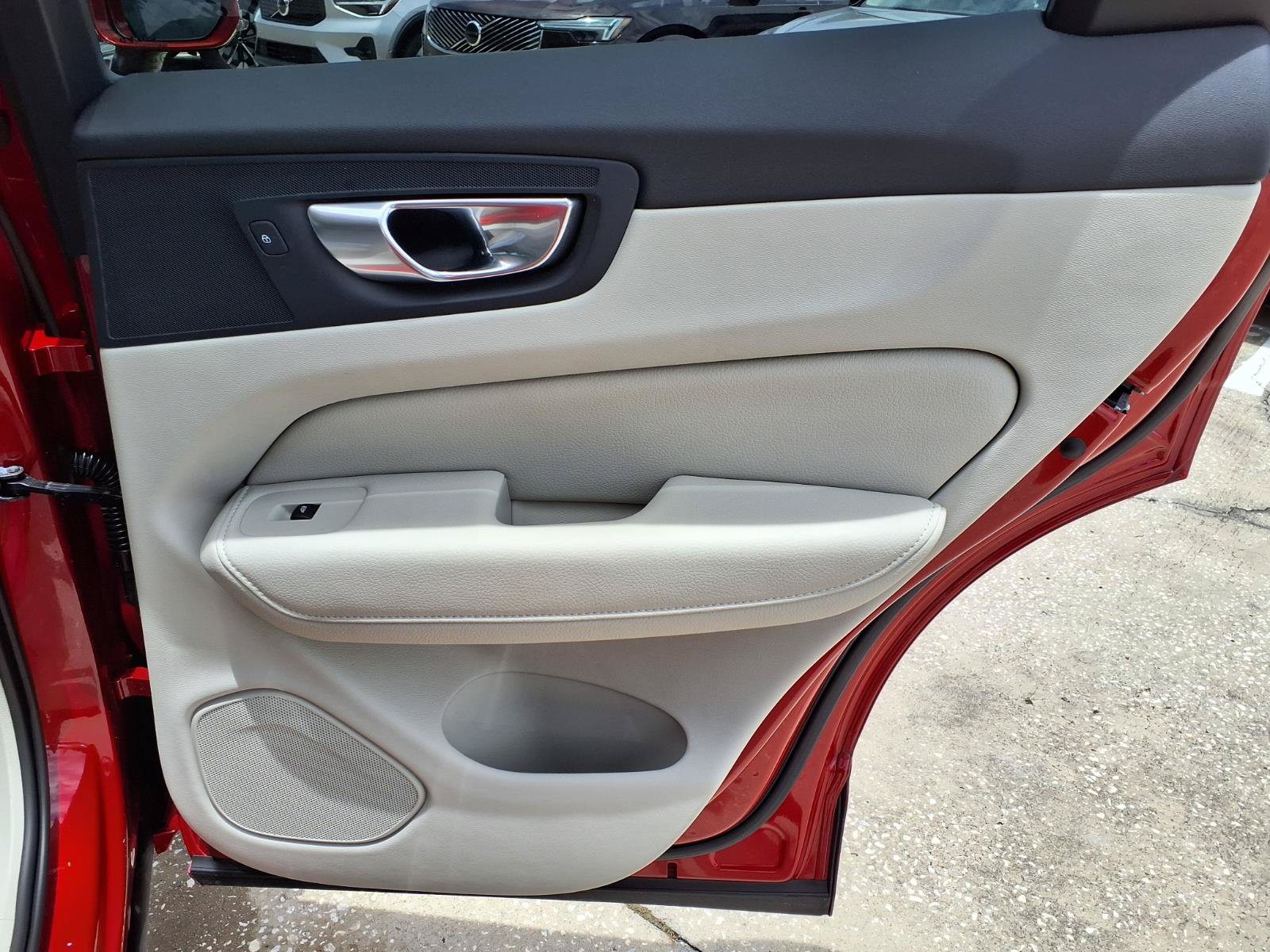 Used 2021 Volvo XC60 T5 Momentum w/ Premium Package FWD image 14