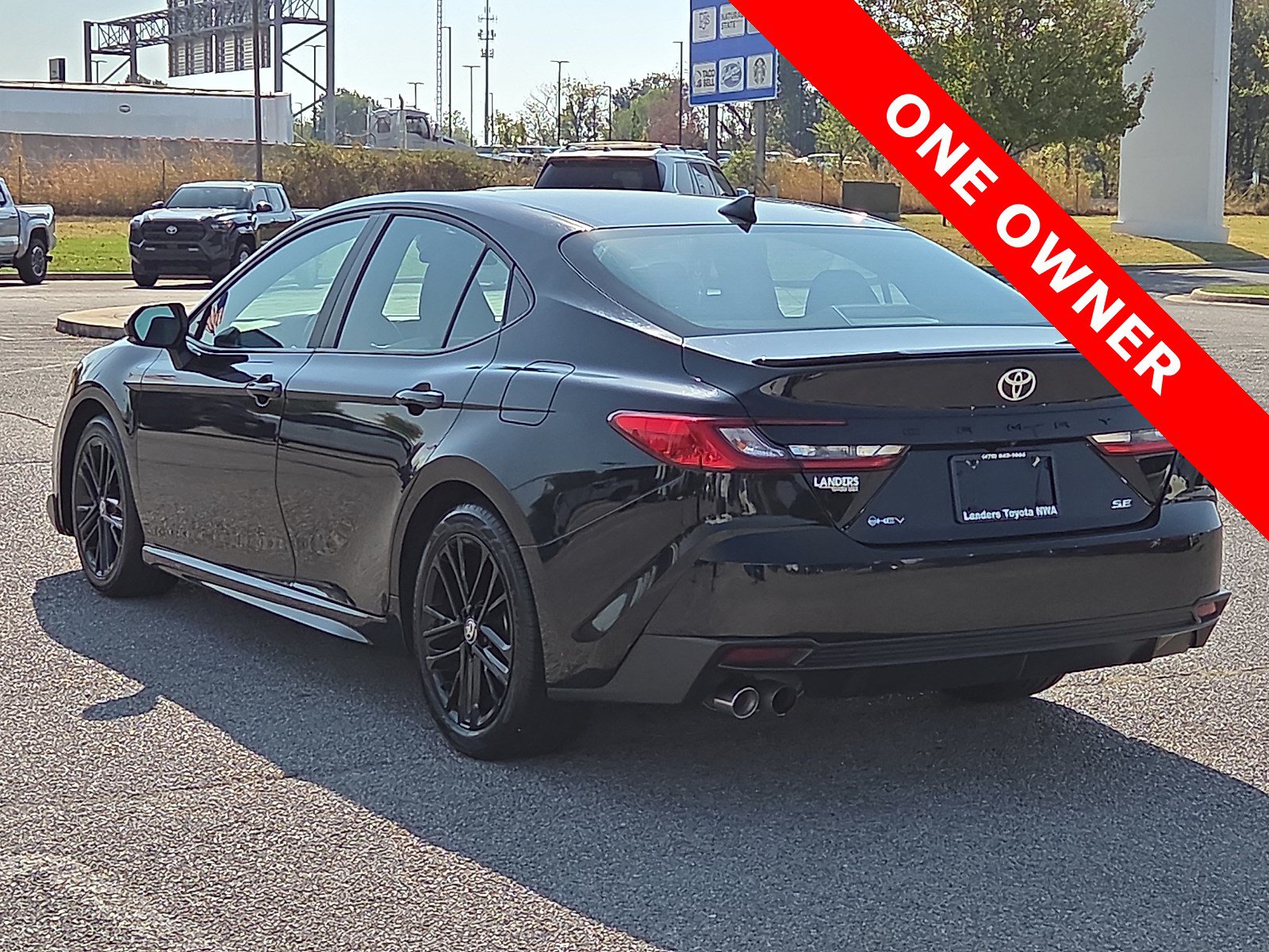 Used 2025 Toyota Camry SE FWD image 4
