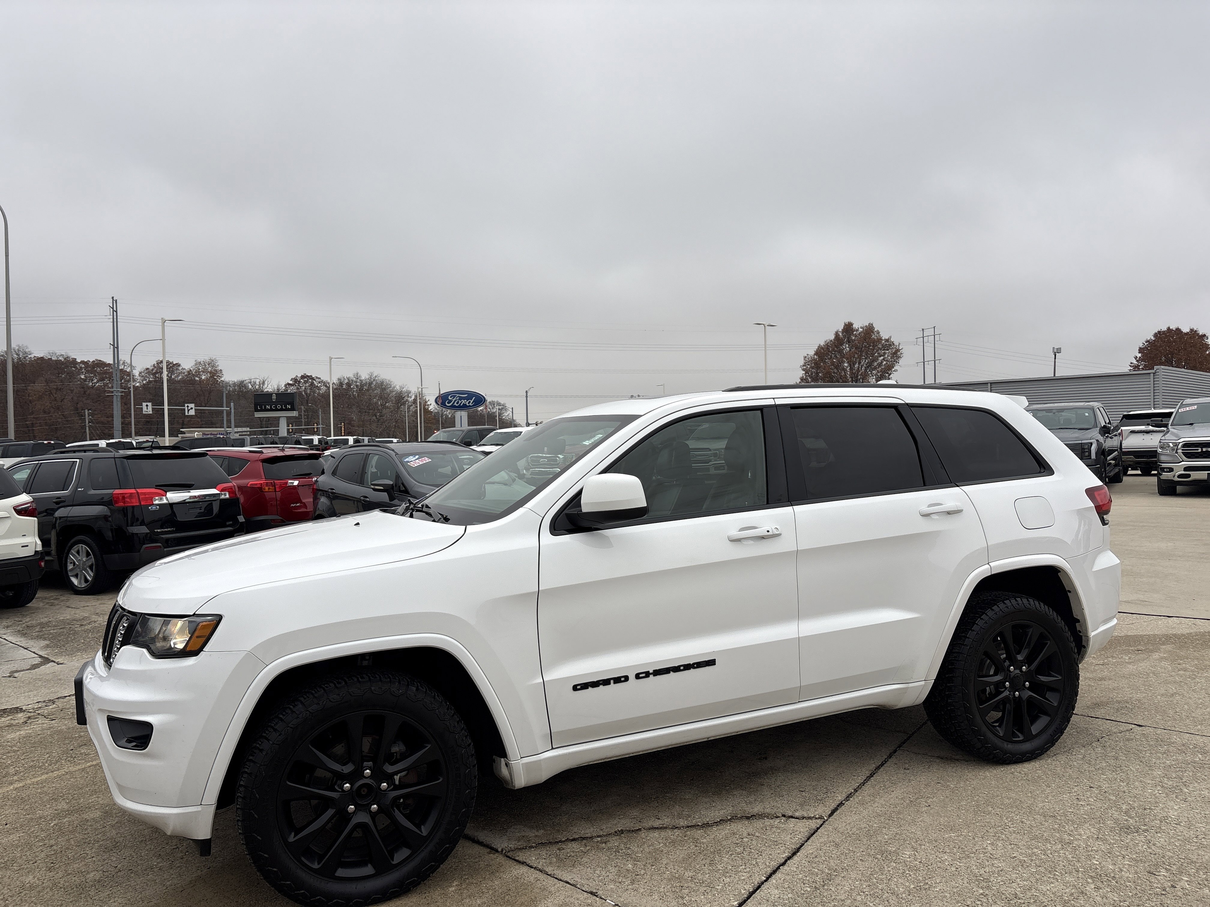 Used 2019 Jeep Grand Cherokee Altitude image 3