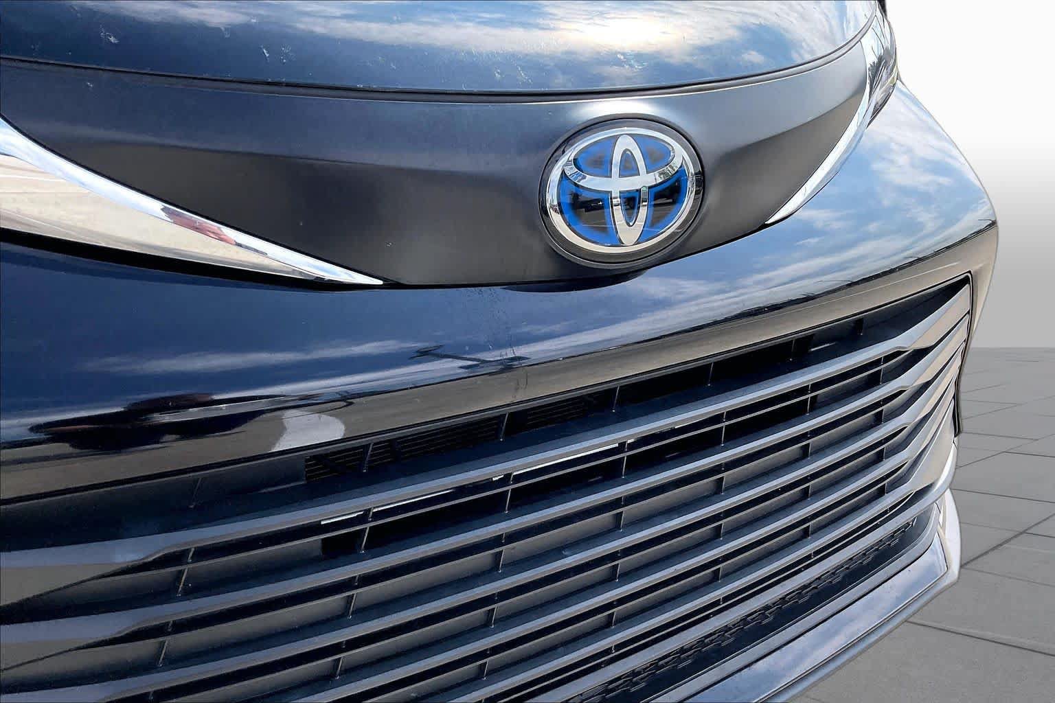 Used 2025 Toyota Sienna LE FWD image 29