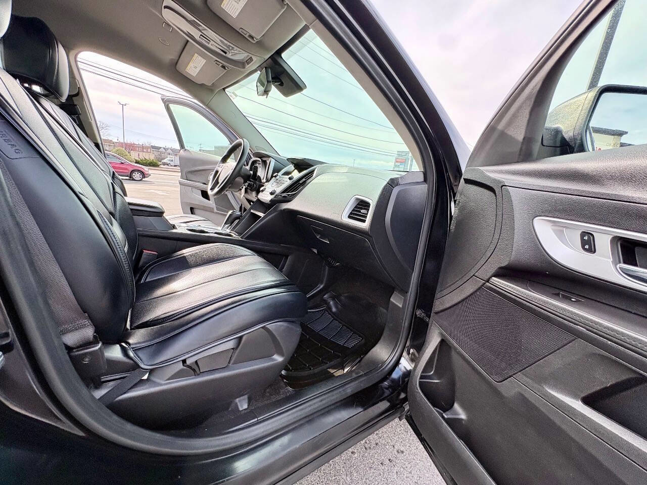 Used 2017 Chevrolet Equinox LS image 34