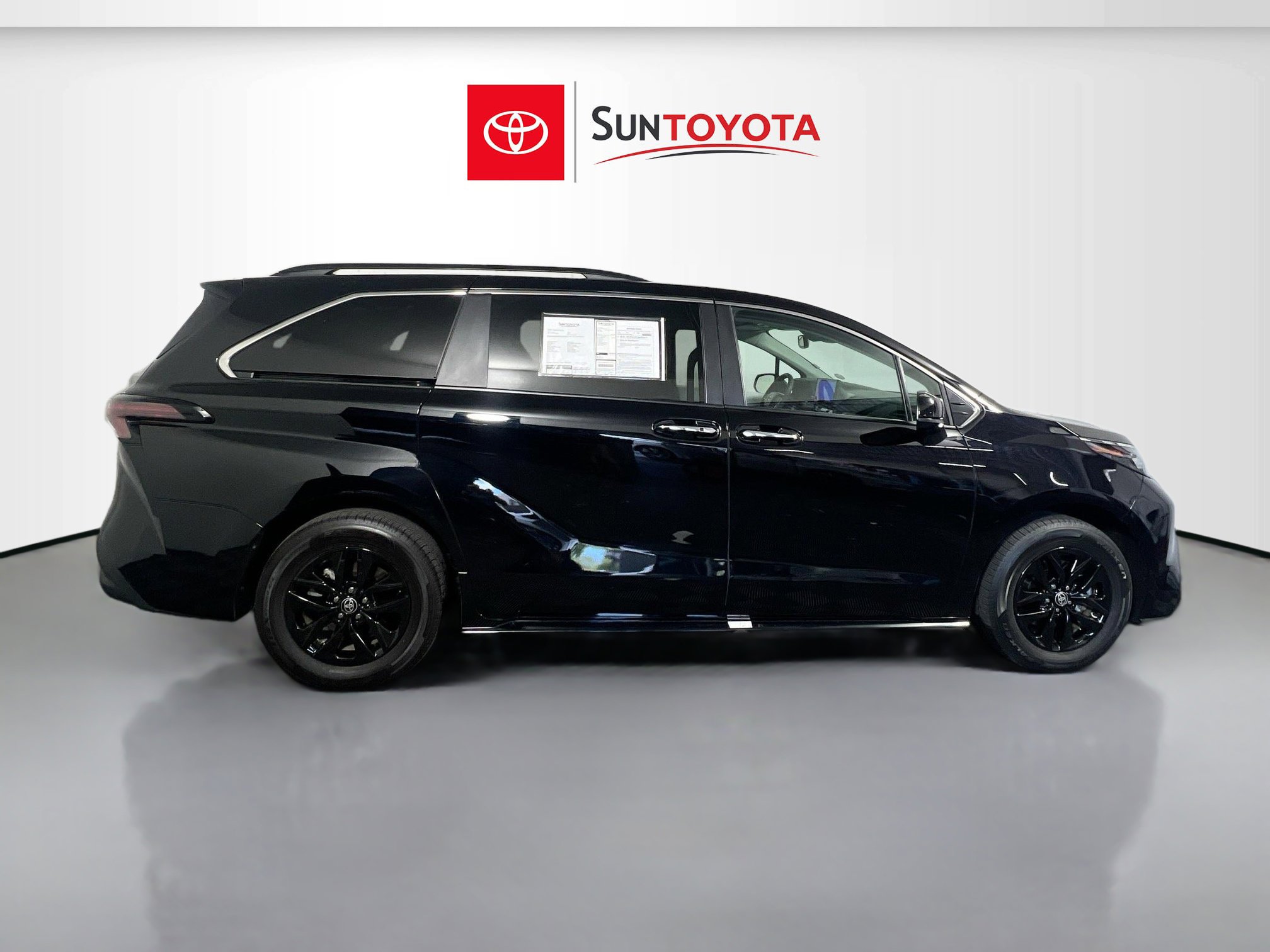 Used 2026 Toyota Sienna XLE FWD image 2