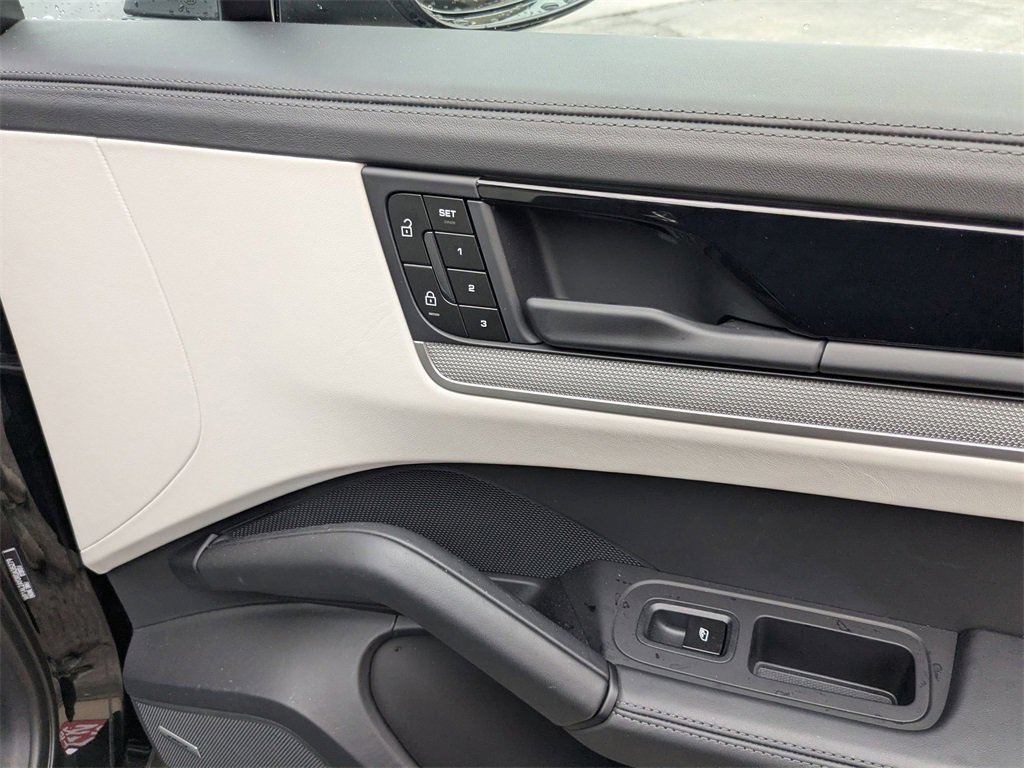 Used 2024 Porsche Cayenne S image 31