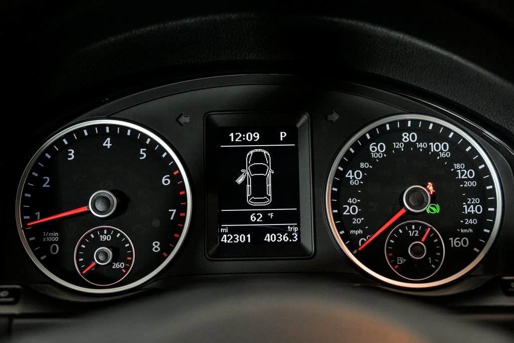 Used 2017 Volkswagen Tiguan S image 16