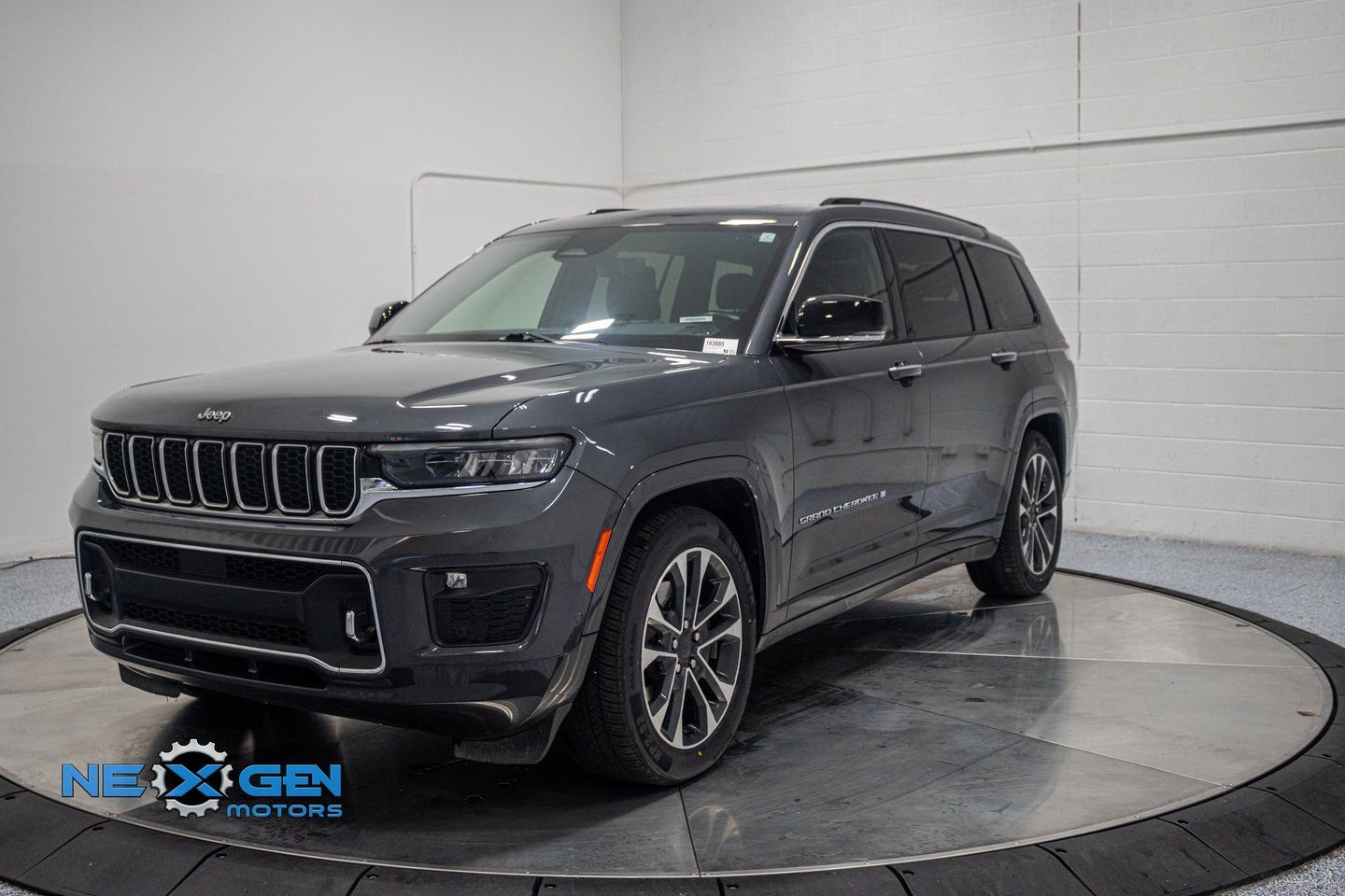 Used 2021 Jeep Grand Cherokee L Overland w/ Luxury Tech Group IV AWD/4WD image 3