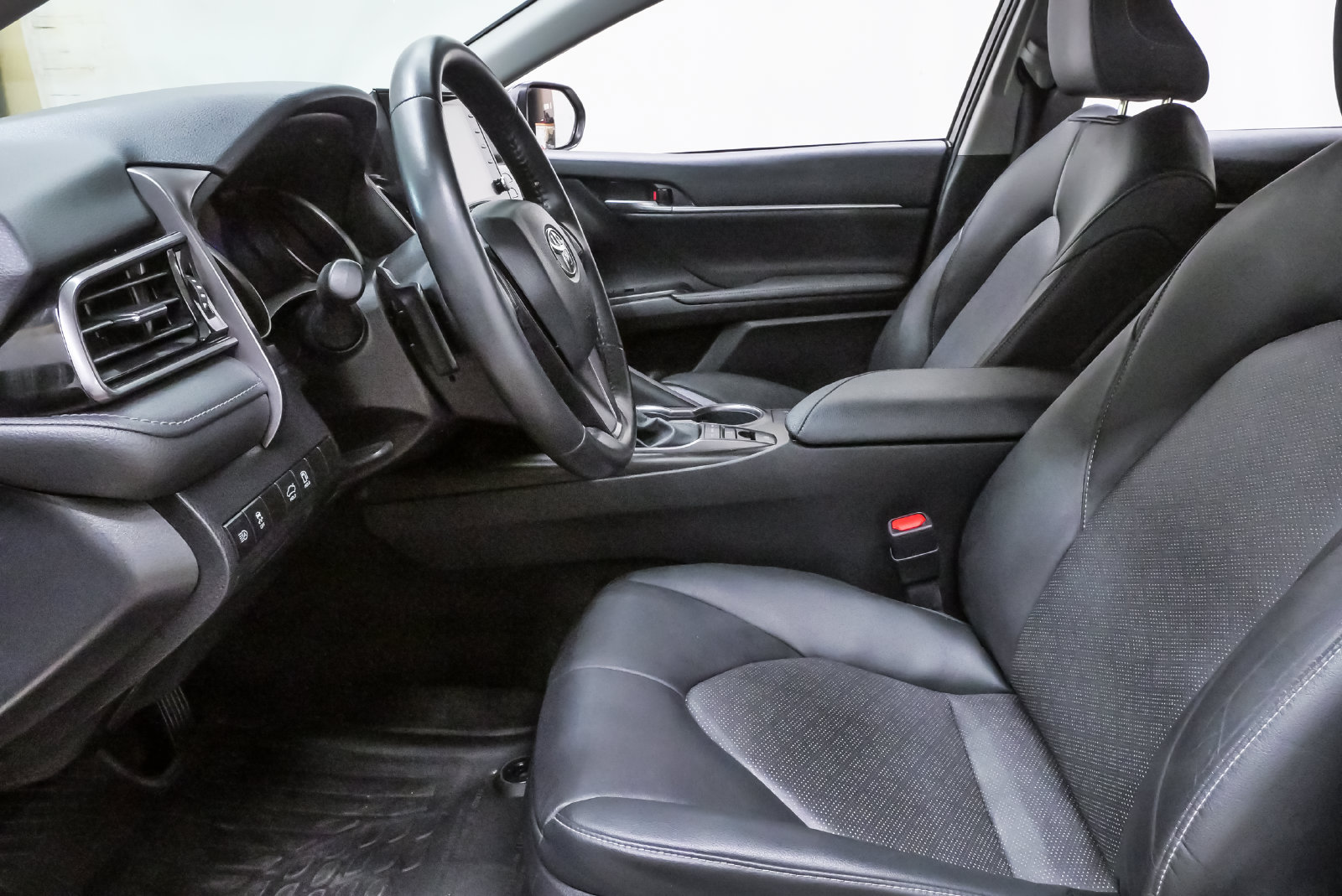 Used 2022 Toyota Camry XSE FWD image 9