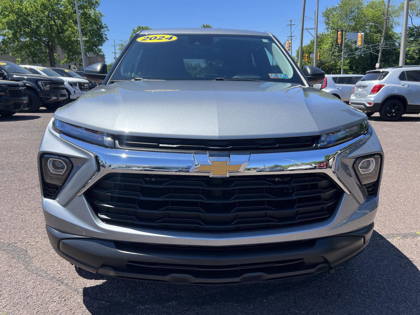 Used 2024 Chevrolet TrailBlazer LS w/ LS Convenience Package FWD image 2