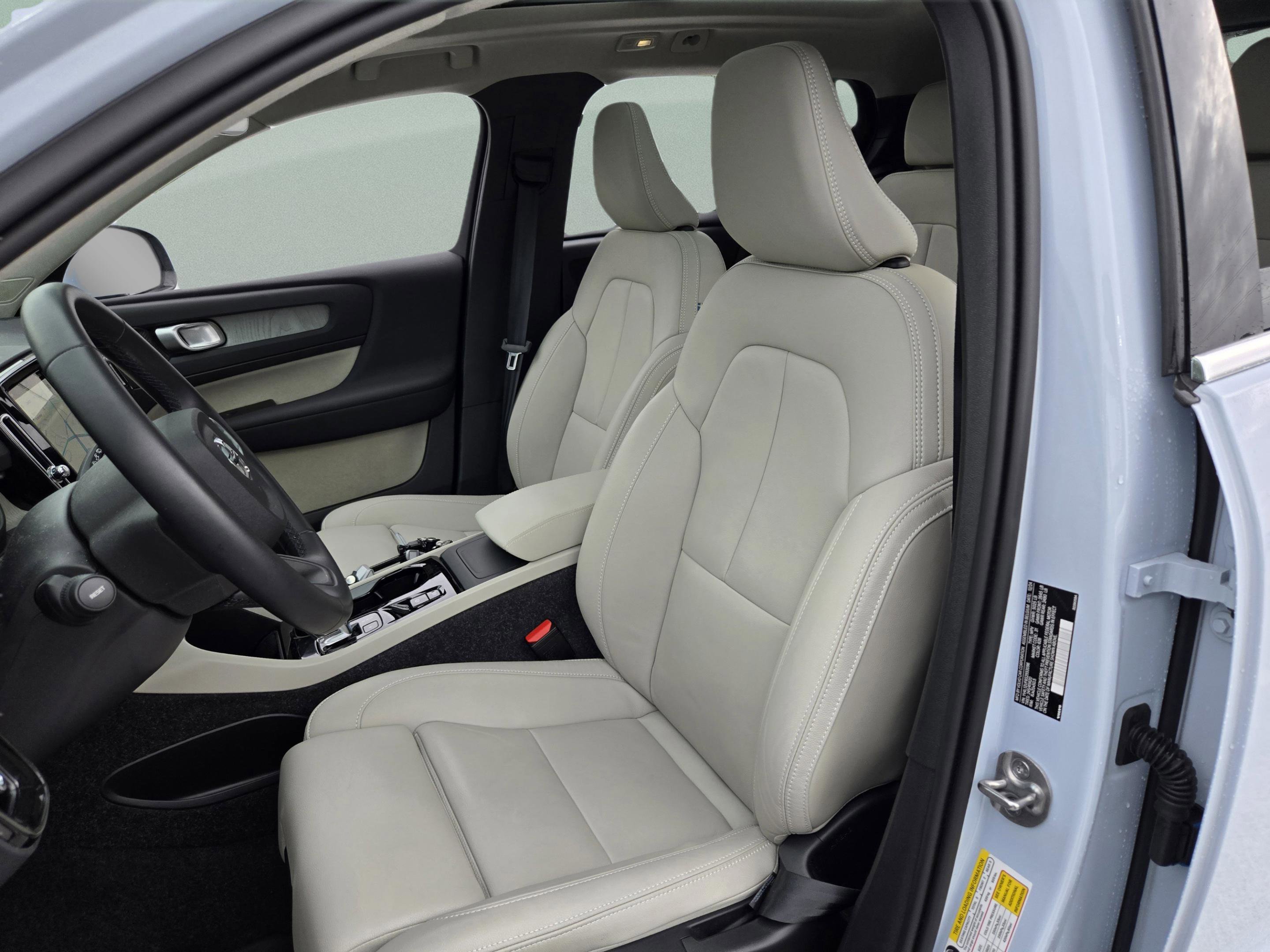 Used 2025 Volvo XC40 B5 Ultra AWD/4WD image 32