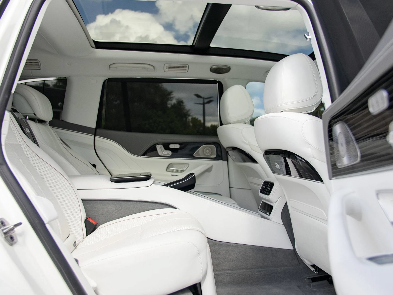 Used 2022 Mercedes-Benz Maybach GLS 600 4MATIC image 41