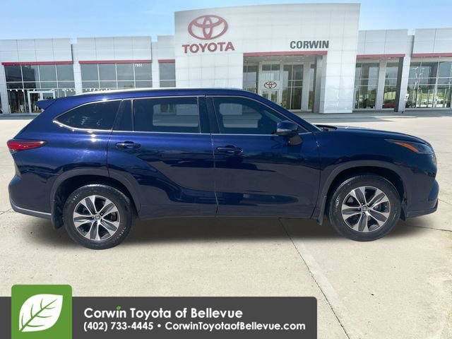 Used 2021 Toyota Highlander XLE AWD/4WD image 6