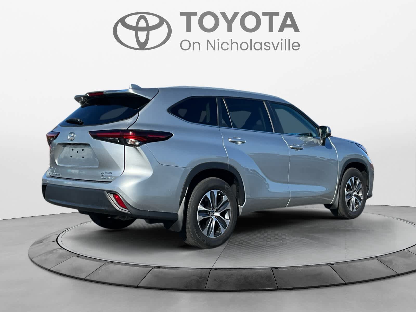 Used 2024 Toyota Highlander XLE AWD/4WD image 5