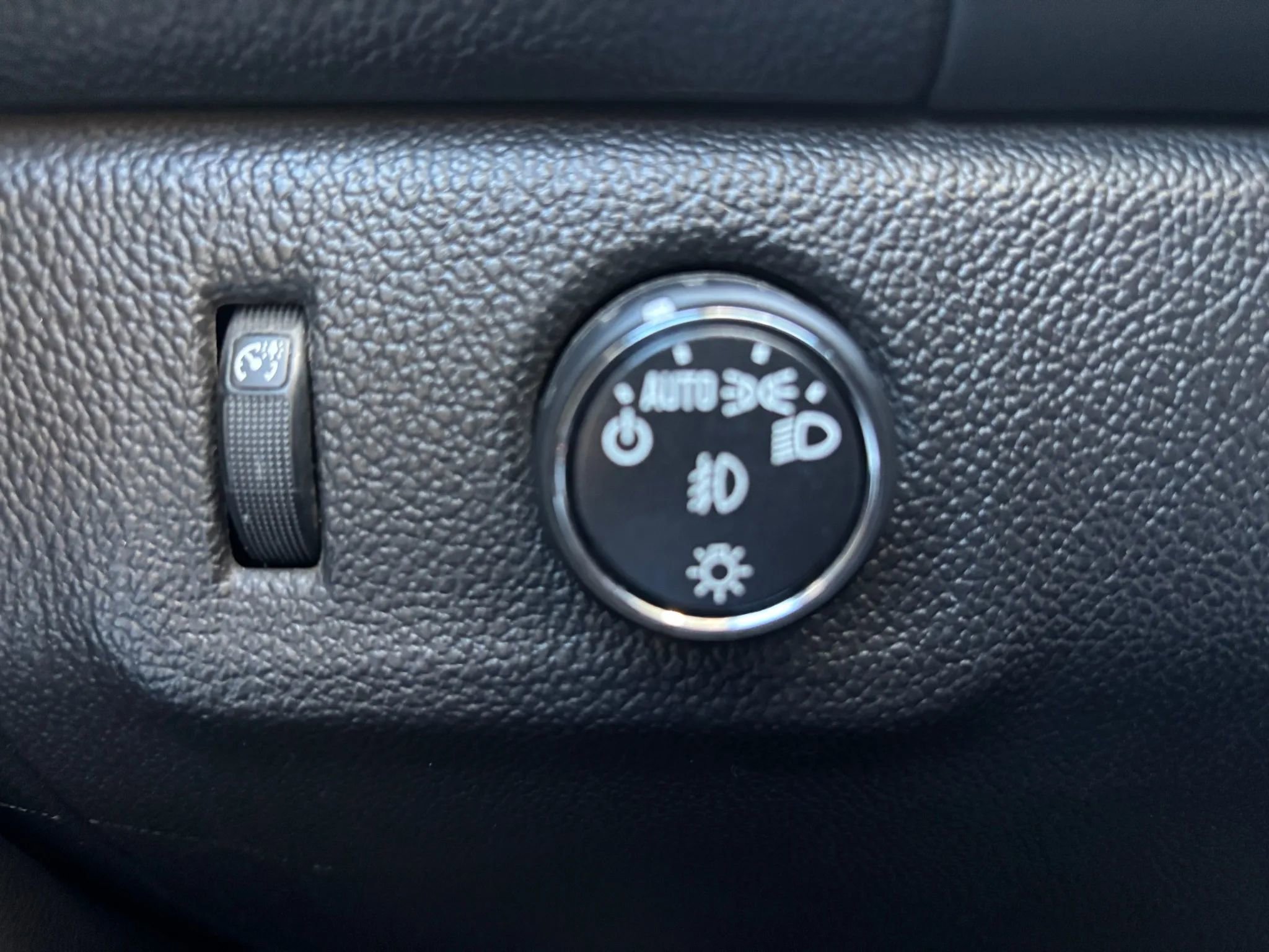Used 2016 Chevrolet Colorado LT w/ LT Convenience Package RWD image 19