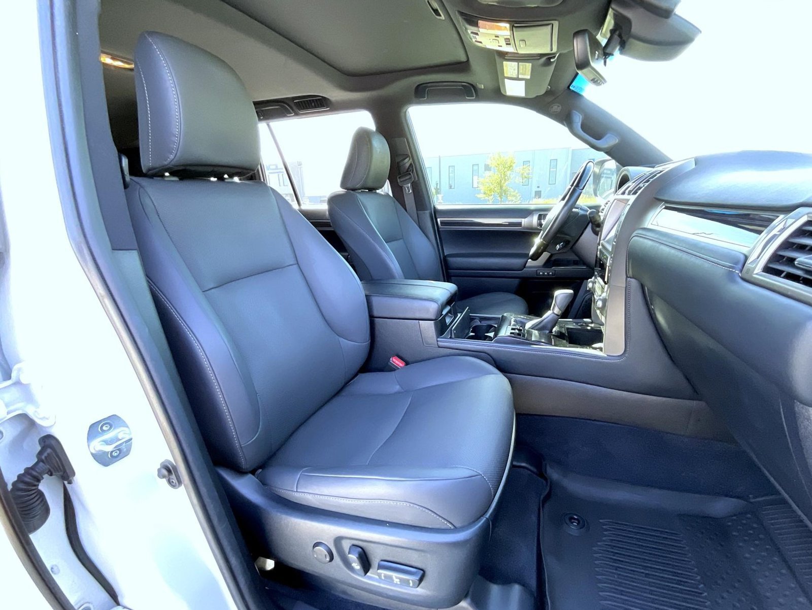 Used 2021 Lexus GX 460 Premium w/ Premium Package AWD/4WD image 16
