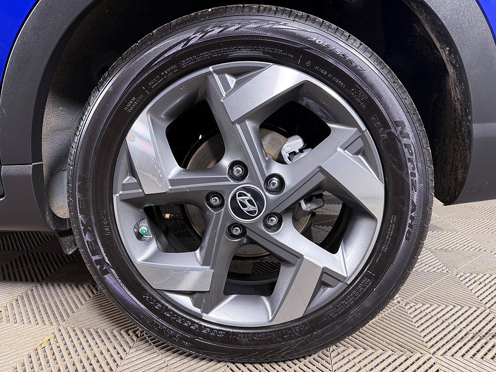 Used 2025 Hyundai Venue Limited image 18